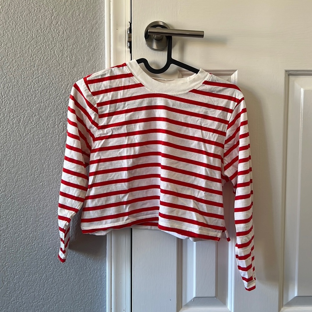 Red strip cropped mid-sleeve tee